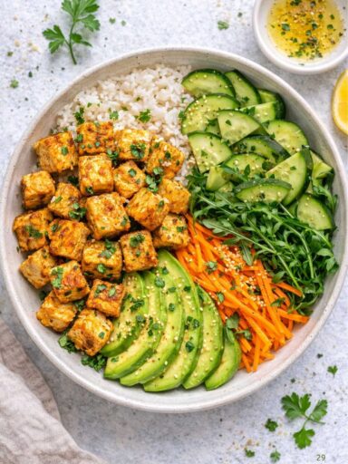 Buddha-Bowl mit knusprigem Tofu