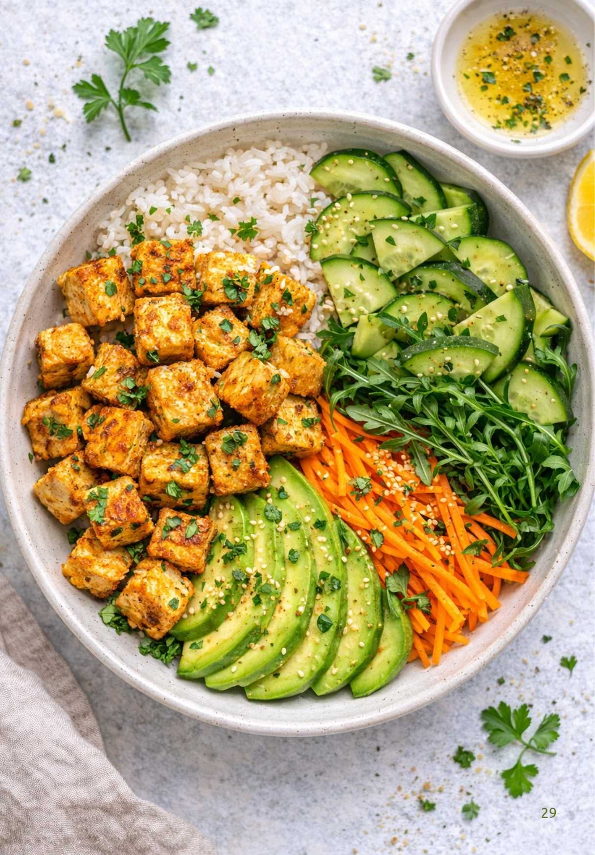 Buddha-Bowl mit knusprigem Tofu