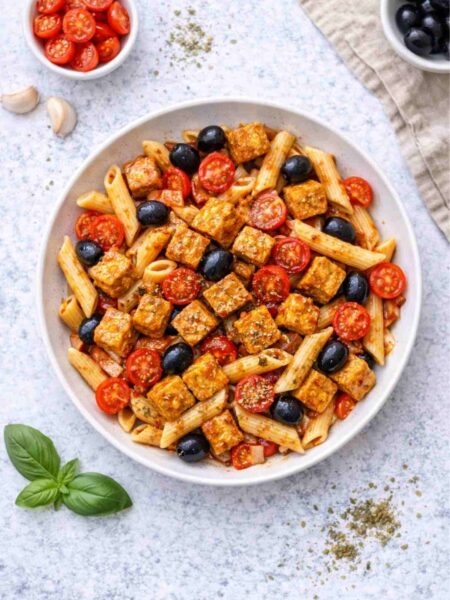 Mediterrane Pasta mit gebratenem Tofu, Oliven und Tomaten – Einfaches Rezept