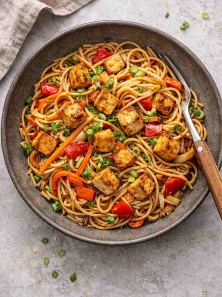 Tofu-Nudelpfanne mit Sojasoße und Ingwer