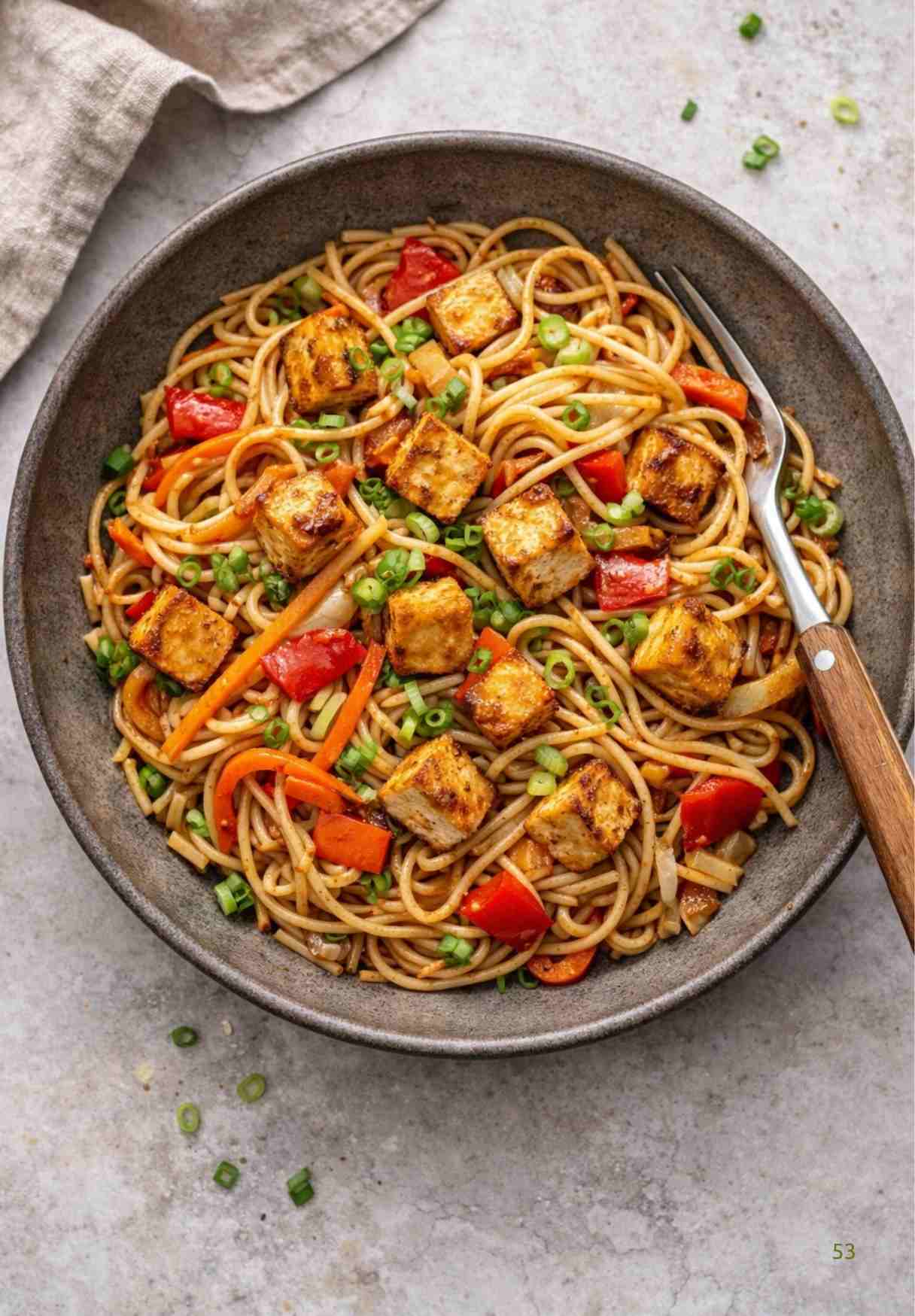 Tofu-Nudelpfanne mit Sojasoße und Ingwer