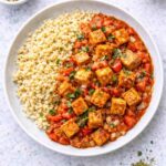 Gebratener Tofu mit Bulgur und Tomatensoße