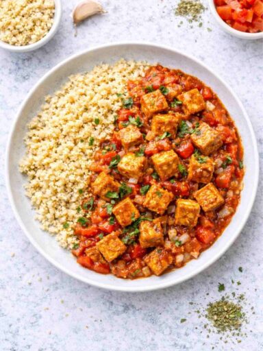 Gebratener Tofu mit Bulgur und Tomatensoße