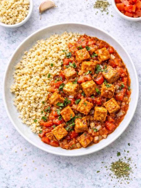 Gebratener Tofu mit Bulgur und Tomatensoße