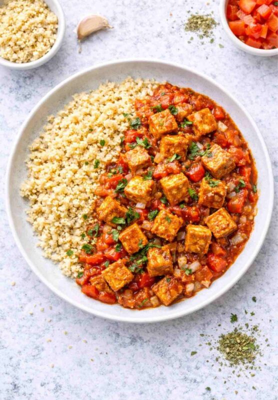 Gebratener Tofu mit Bulgur und Tomatensoße