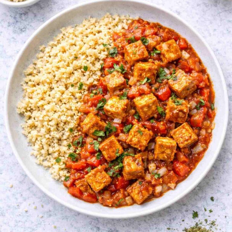 Gebratener Tofu mit Bulgur und Tomatensoße