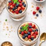 Veganes Beeren-Dessert im Glas mit Vanillecreme
