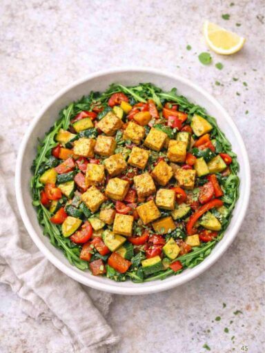 Mediterrane Gemüse-Bowl mit Tofu – Gesund & Einfach