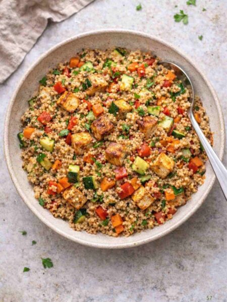 Quinoa mit gebratenem Tofu und Gemüse – Gesund & Einfach
