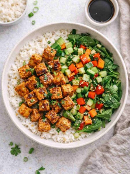 Reis-Bowl mit Tofu und Gemüse