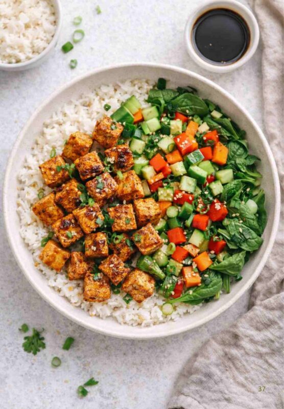 Reis-Bowl mit Tofu und Gemüse