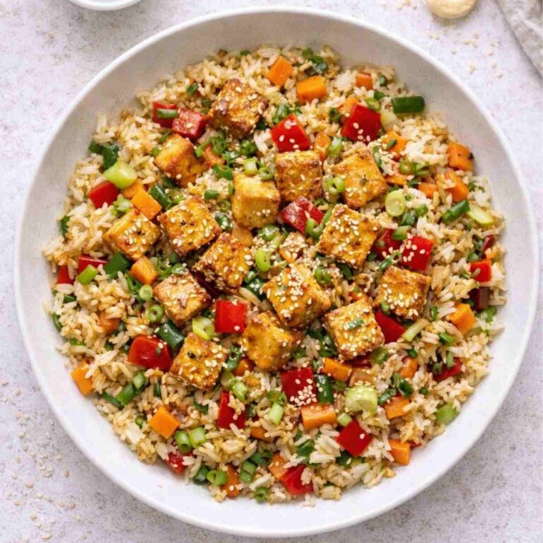 Gebratener Reis mit Tofu und Gemüse