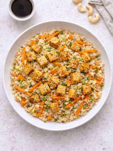 Sesam-Tofu mit Reis und Karotten