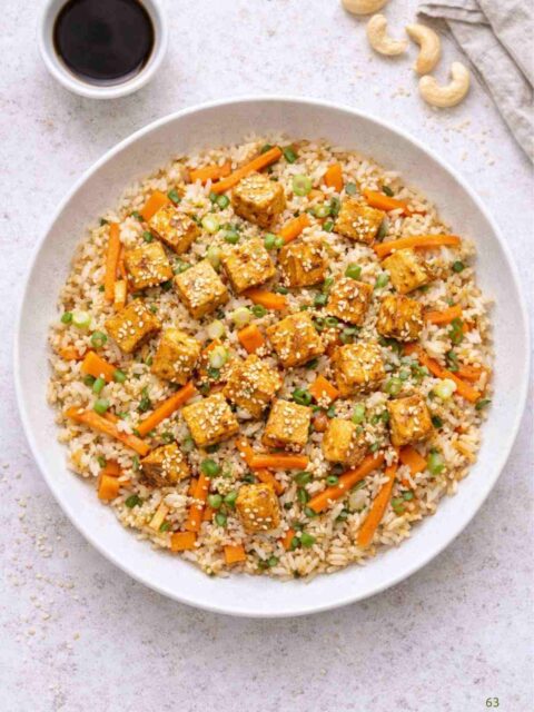 Sesam-Tofu mit Reis und Karotten