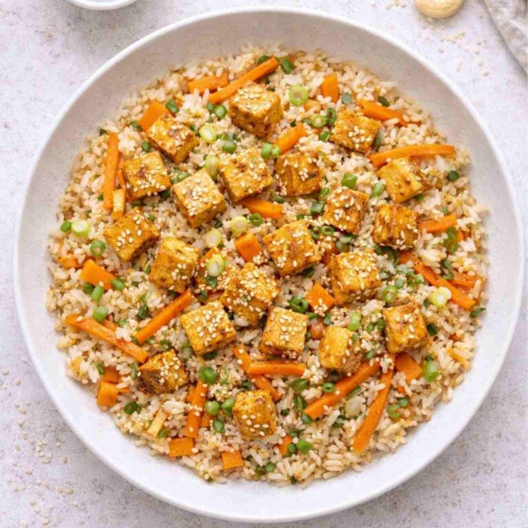 Sesam-Tofu mit Reis und Karotten