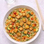 Gemüse-Nudeln mit knusprigem Tofu – Einfaches Rezept in 22 Minuten