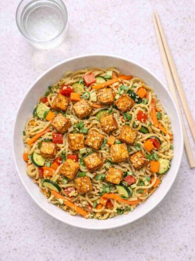 Gemüse-Nudeln mit knusprigem Tofu – Einfaches Rezept in 22 Minuten