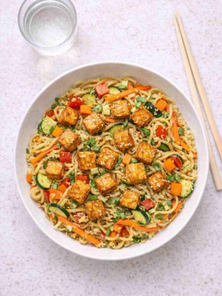 Gemüse-Nudeln mit knusprigem Tofu – Einfaches Rezept in 22 Minuten
