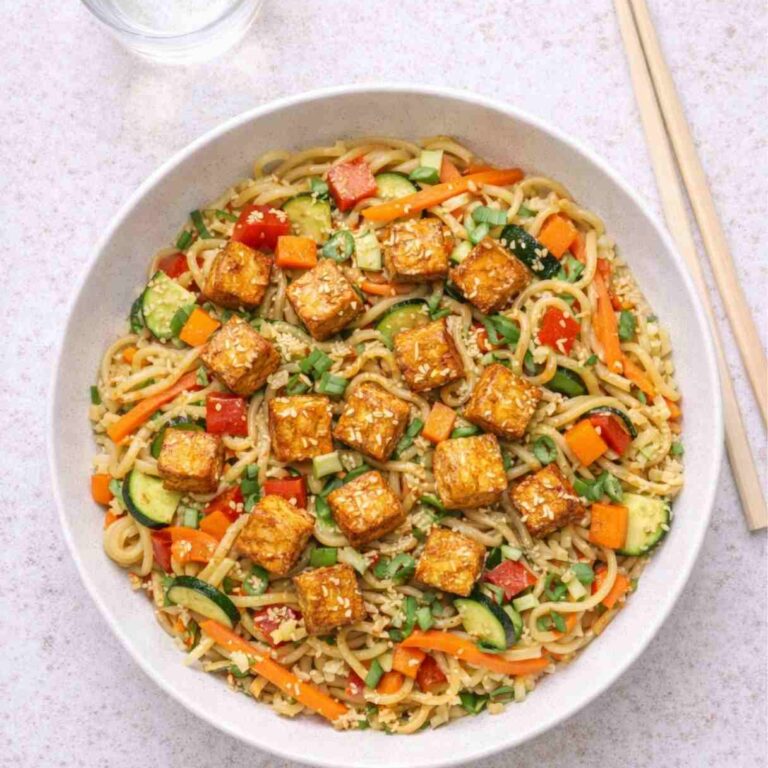 Gemüse-Nudeln mit knusprigem Tofu – Einfaches Rezept in 22 Minuten